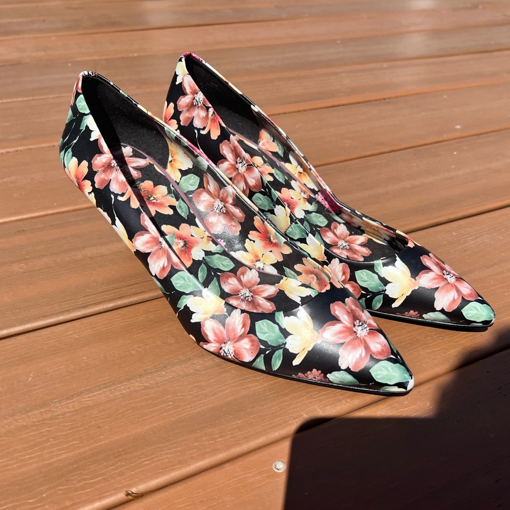 Nine West flower closed for heel - never worn